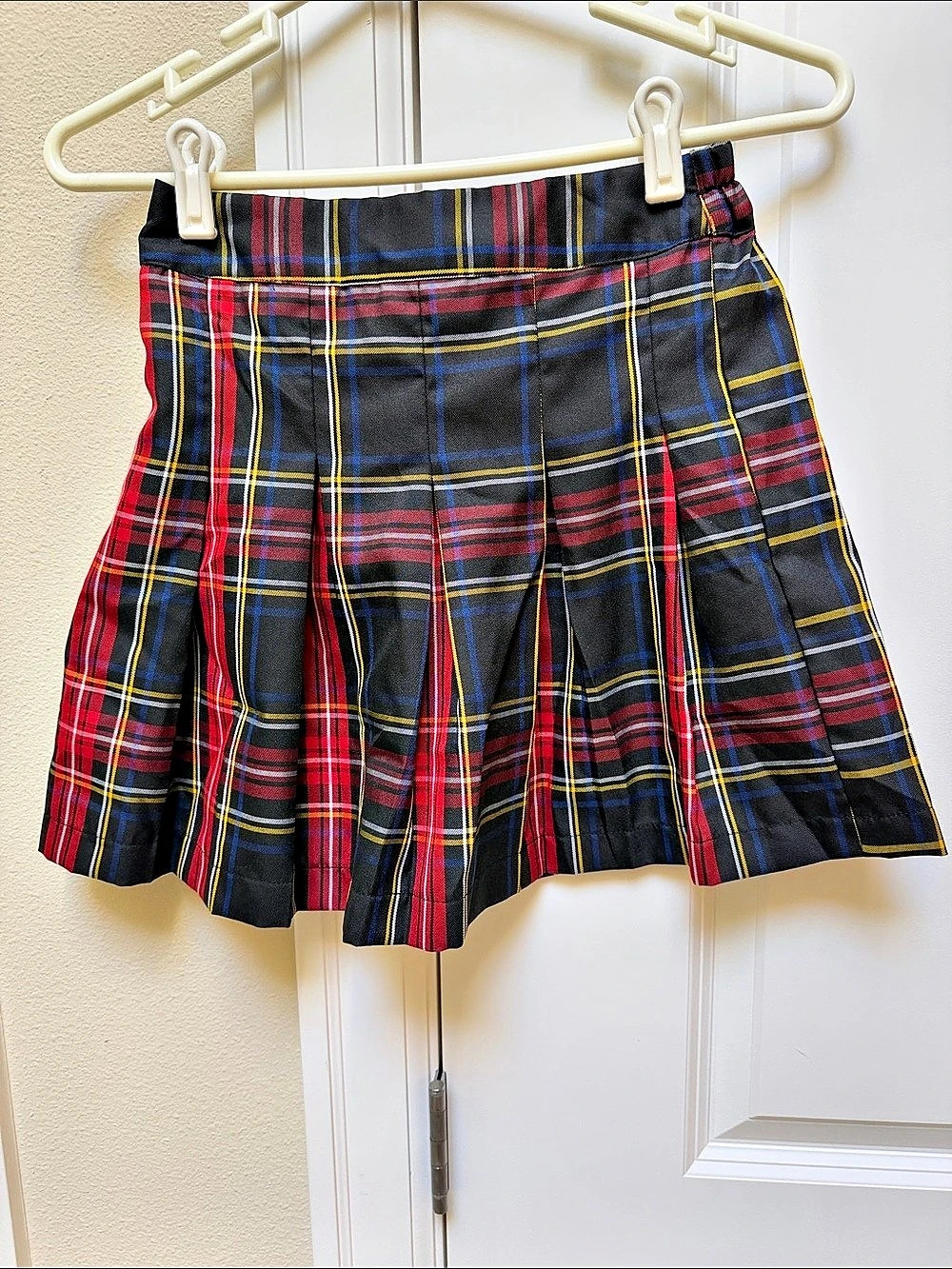 Sim & Sam Plaid Pleated Skirt in Black & Red Like New